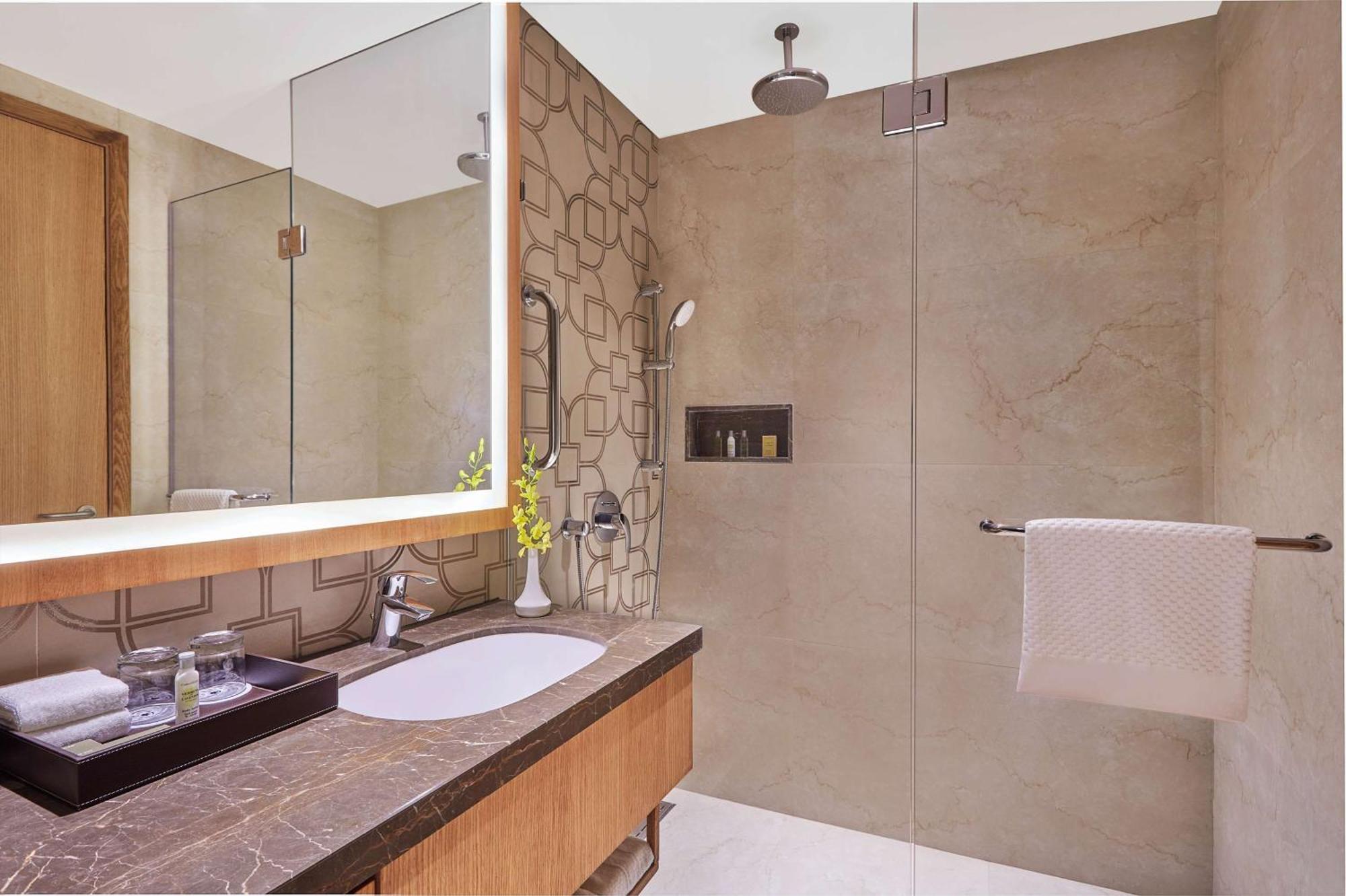 Doubletree By Hilton Varanasi Esterno foto