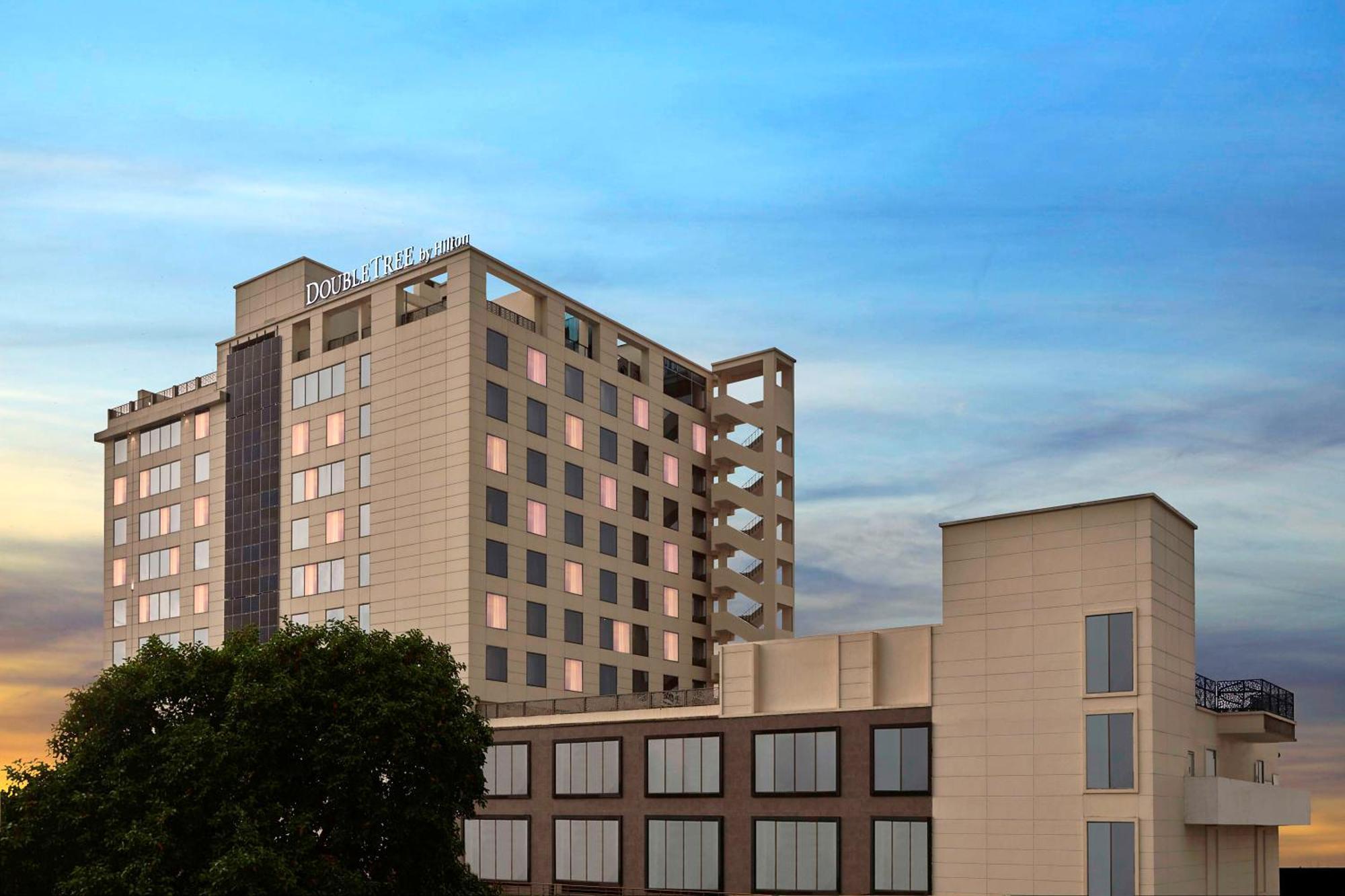 Doubletree By Hilton Varanasi Esterno foto
